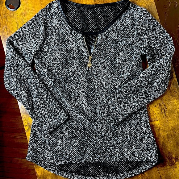Woman’s Sz M/L black & white knit pullover shirt w/ leather & zipper detail. ￼